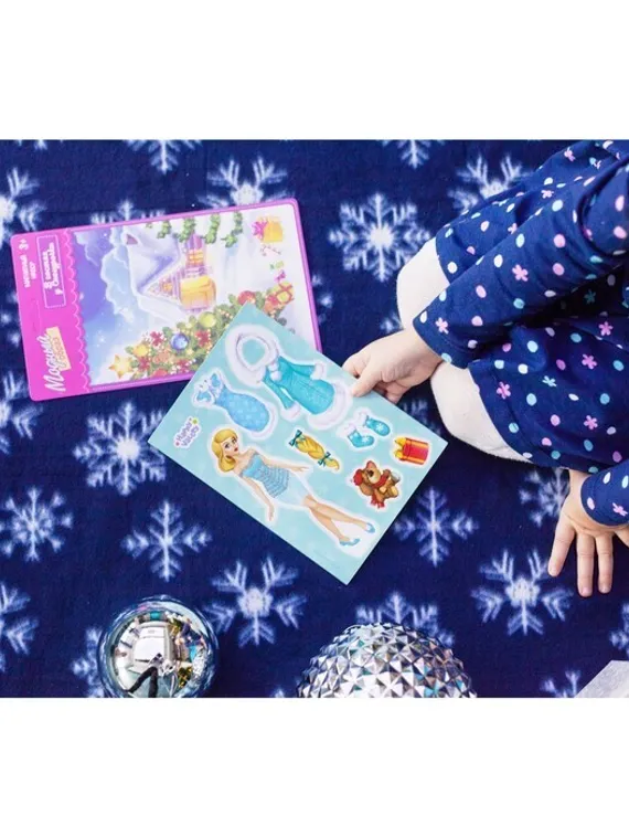 Магнитная игра «Одень куклу: В гостях у Снегурочки»