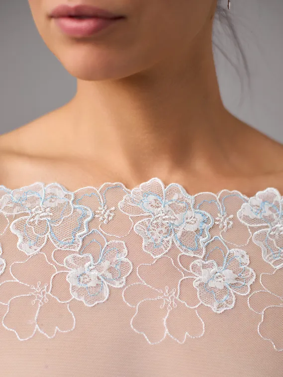 05-164 Вышивка на неэл. сетке 21 см, айвори/белый/голубой (левая)