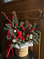 Композиция из хвои с илексом и свечой