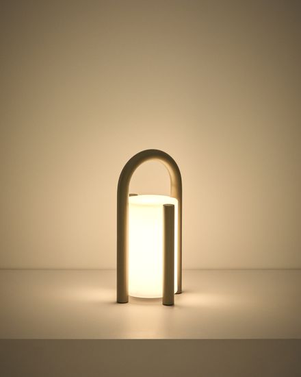 Портативная настольная лампа Leros из полиэтилена и стали бежевого цвета