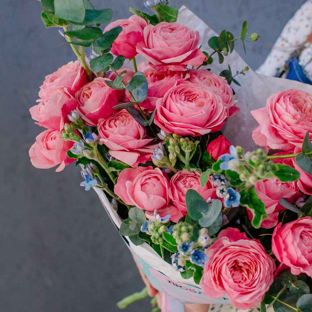 145. Выразительный яркий букет с кустовыми розами и оксипеталумом