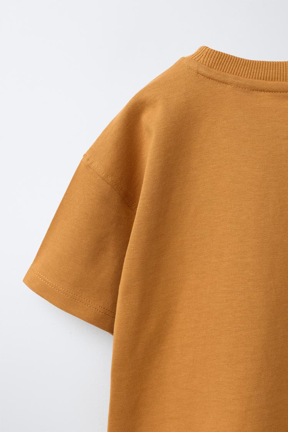 ZARA ФУТБОЛКА С ПРИНТОМ, ОХРА