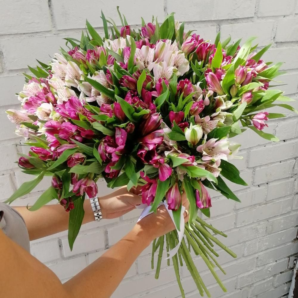 Букет из альстромерии под ленту