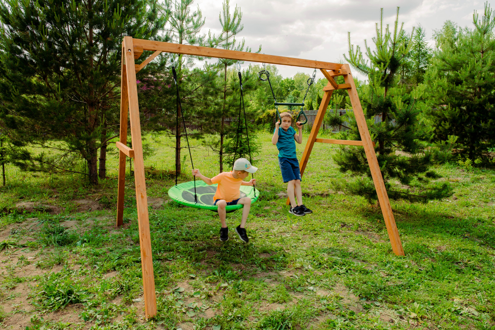Деревянные качели с трапецией и качелями гнездо Свиби