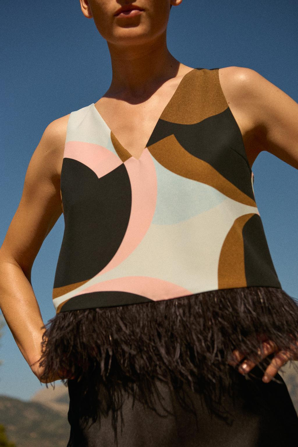 ZARA ТОП ИЗ ТКАНИ С ПРИНТОМ С ПЕРЬЯМИ, ЧЕРНЫЙ