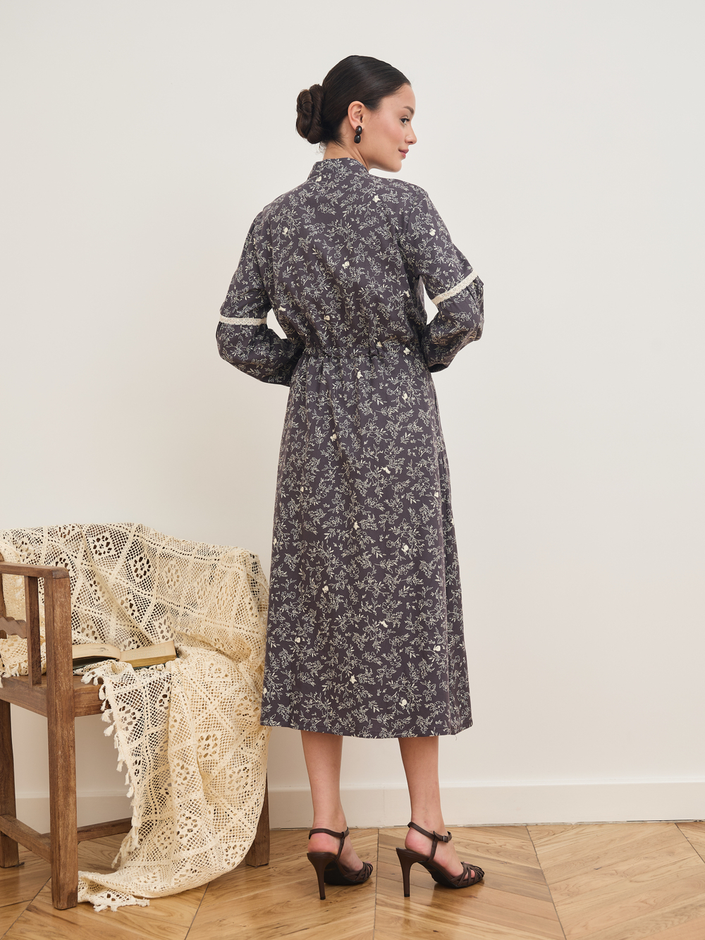 Платье-рубашка с кружевом