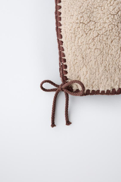 ZARA ЧЕПЧИК ИЗ ИСКУССТВЕННОЙ ОВЧИНЫ С КОНТРАСТНЫМИ КРОМКАМИ, БЕЖЕВЫЙ