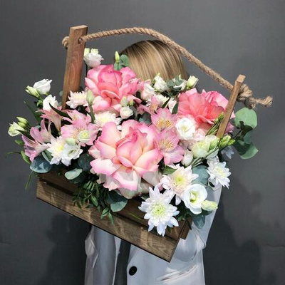 Цветы в ящике "Парадис" (Альстромерия, Хризантема кустовая, Эустома, Роза)