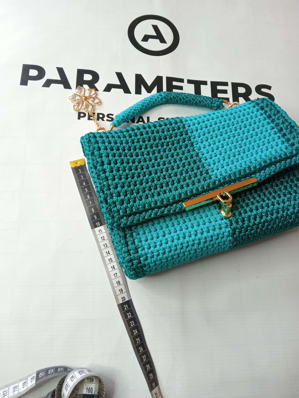 Сумка вязанная с одним отделением на подкладе.