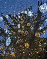 Светодинамическая елка ствольная со скамейкой, встроенная гирлянда: Холодный свет - "Лесная" Литая хвоя - от 6 до 18 м