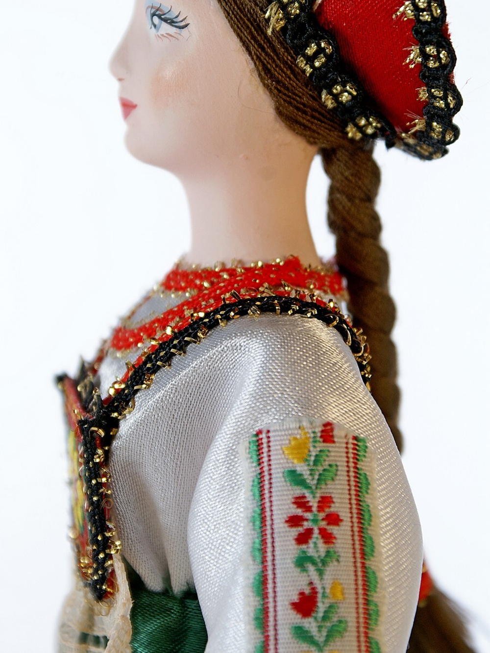 Кукла коллекционная в традиционном девичьем костюме