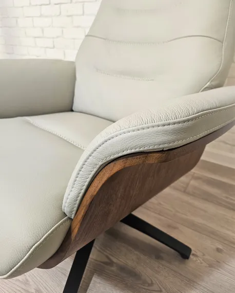 Кресло-реклайнер с оттоманкой Timeout, натуральная серо-бежевая кожа