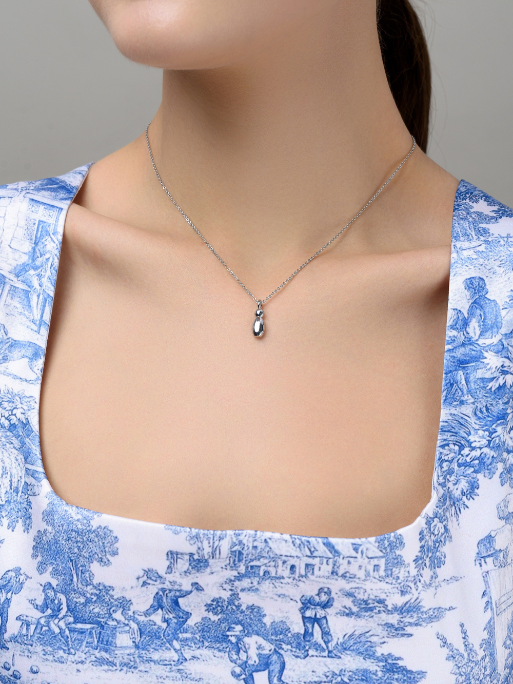 Колье с буквой