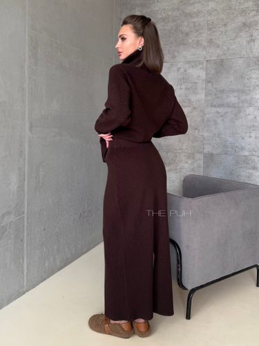 Трикотажный костюм с юбкой шоколадного цвета