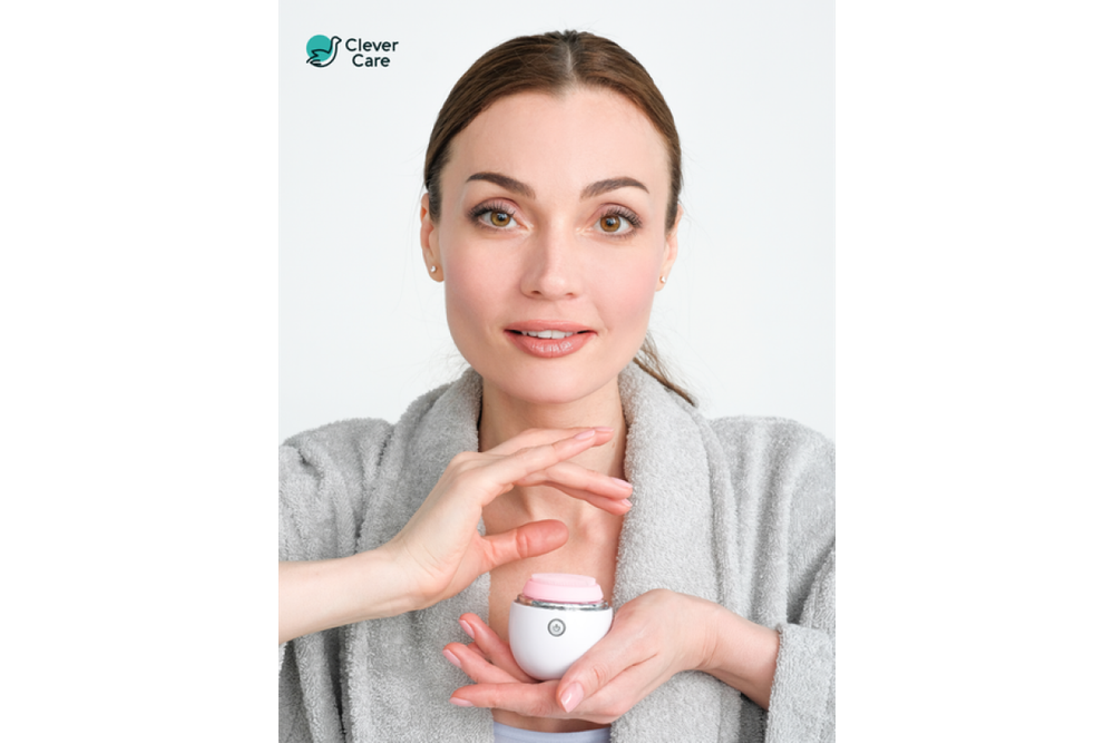 Щетка CleverCare для очищения и массажа лица 2-в-1 с беспроводной зарядкой, цвет белый