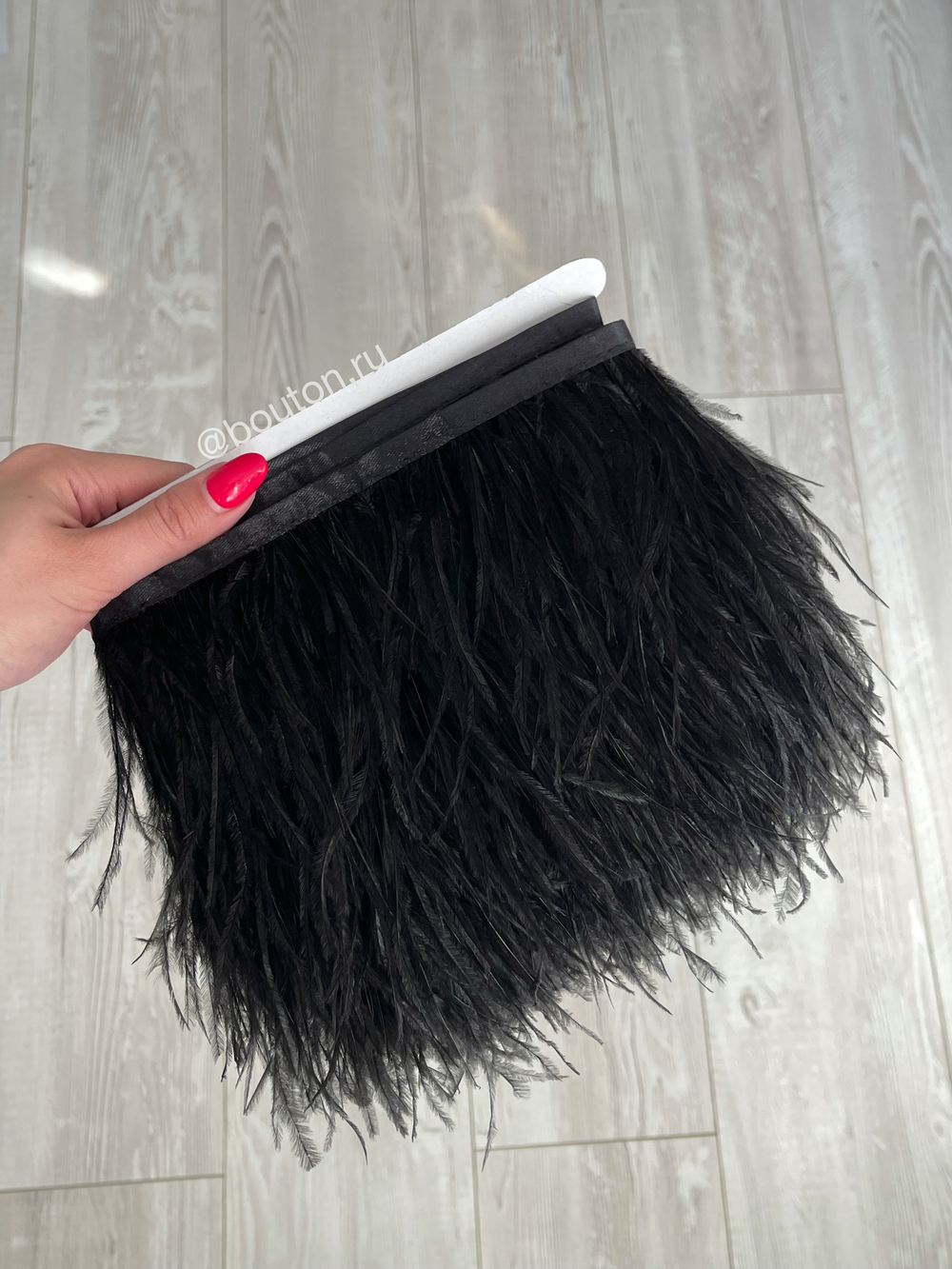 Перо черное