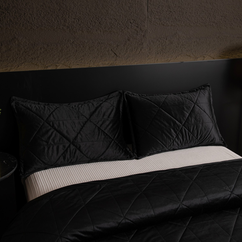 Велюровое покрывало в клетку и две наволочки OVL047