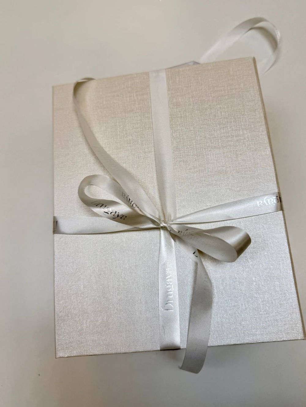 Коробка подарочная белая