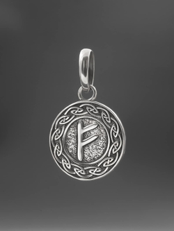Реальное фото подвеса из серебра скандинавская руна Феху на темном фоне
