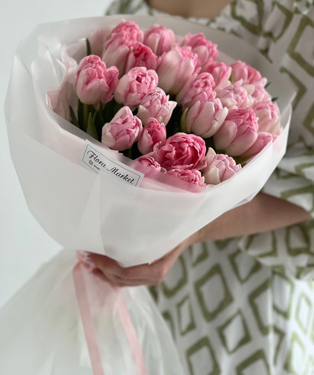 Роскошные пионовидные тюльпаны нежно-розового оттенка в авторском оформлении от Флора Маркет