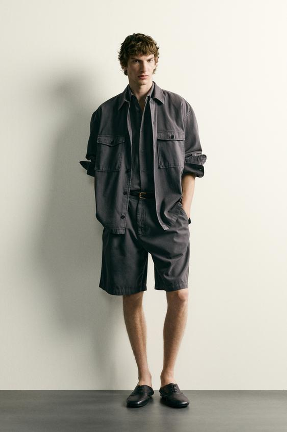 ZARA ШОРТЫ RELAXED FIT С ЭФФЕКТОМ ПОТЕРТОСТИ, СЕРЫЙ