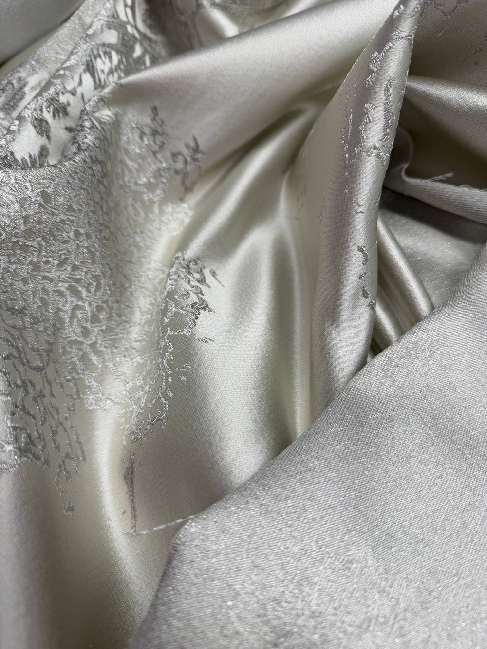 Жаккард шелк с ацетатом серебристый с китайским рисунком