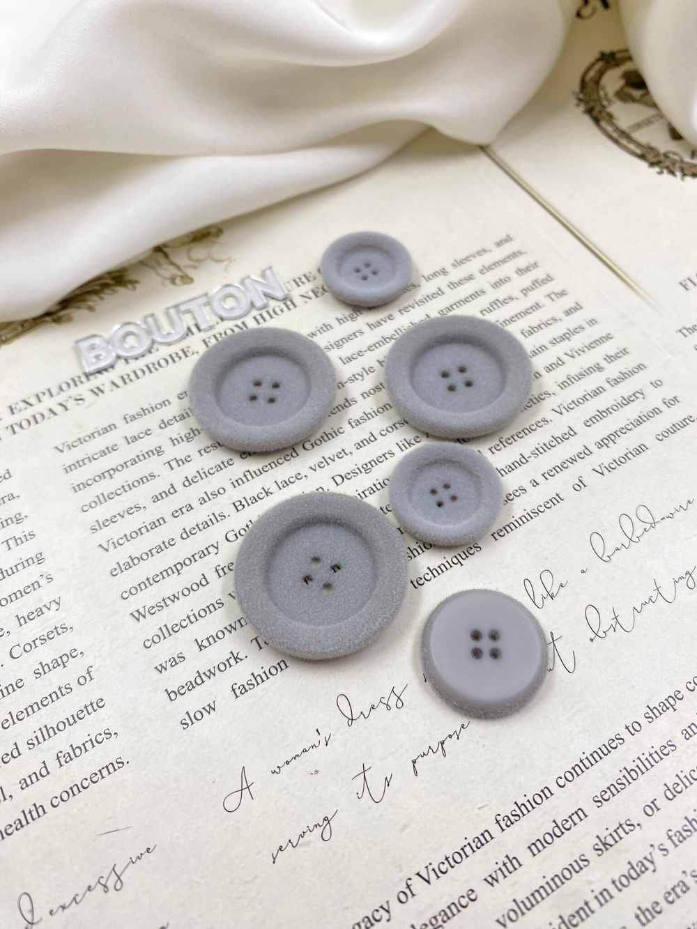 Пуговицы на прокол серые с бархатным напылением