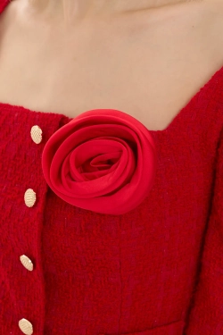 Жакет с баской и вырезом "каре"