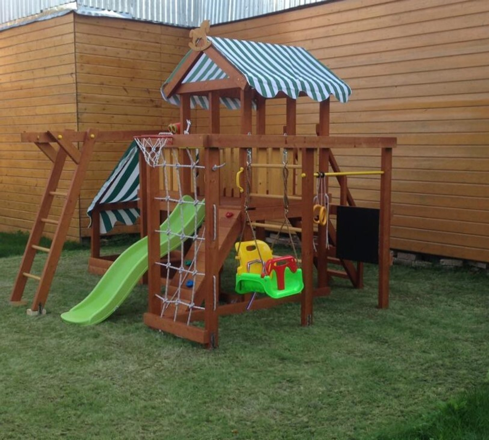 Деревянная игровая площадка для малышей