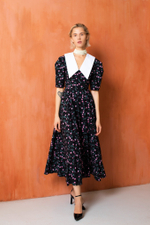 Платье с белым воротником