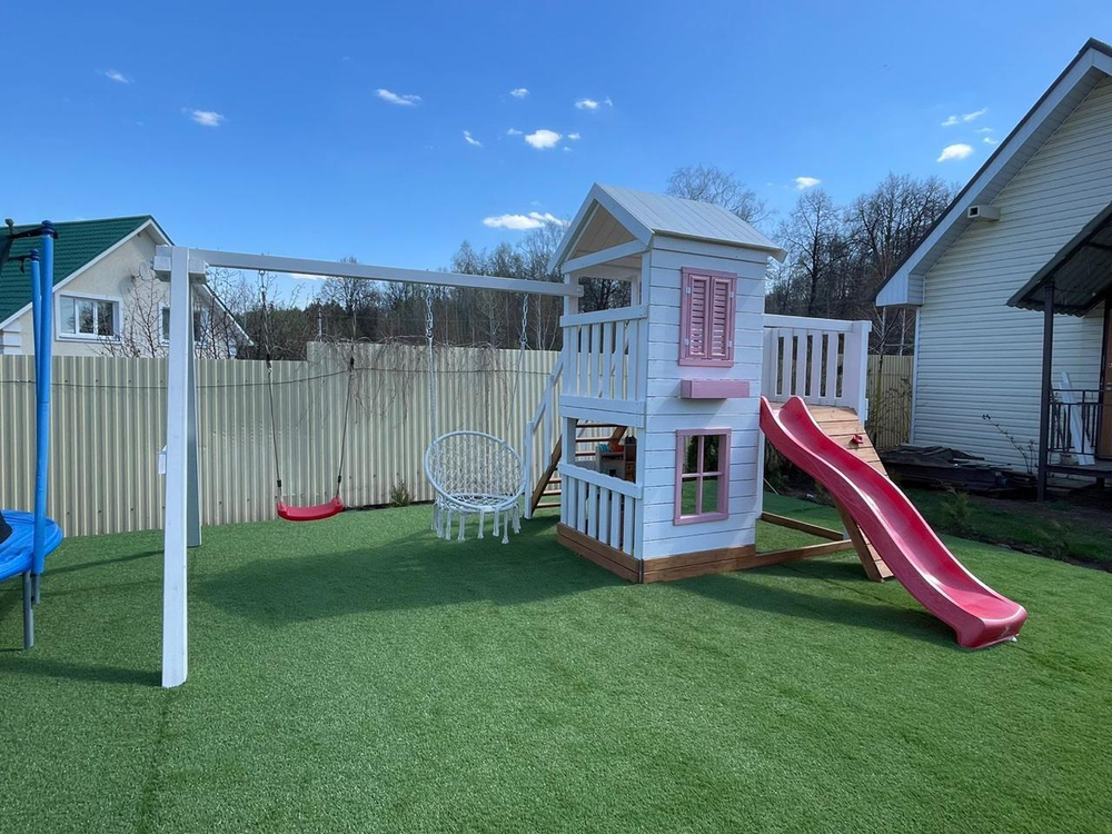 Домик с открытой верандой и качелями гнездо