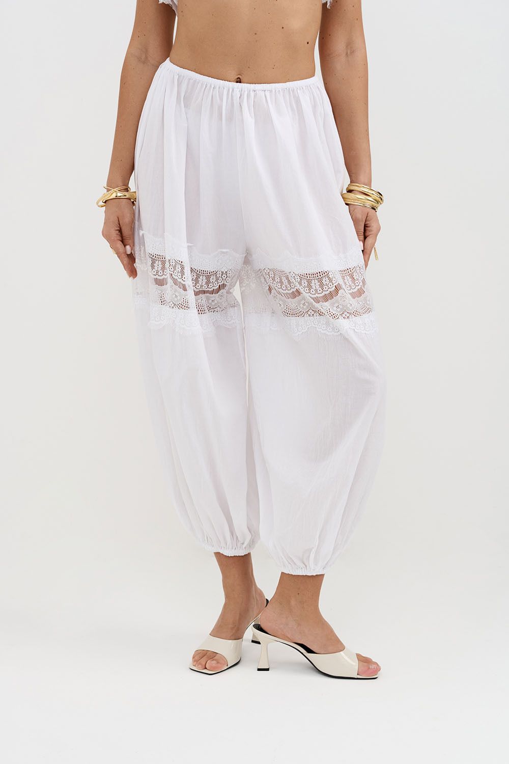 Брюки алладины из жатого хлопка белого цвета с кружевом