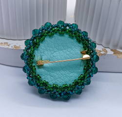 Брошь ручной работы из бисера и страз, кристаллов. зеленый/ подарок любимой, маме, коллеге, подруге / бижутерия / оригинальный подарок /