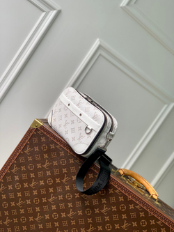 Louis Vuitton Alpha Messenger
