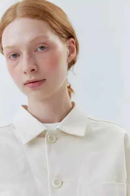 Верхняя мужская рубашка с карманами молочного цвета