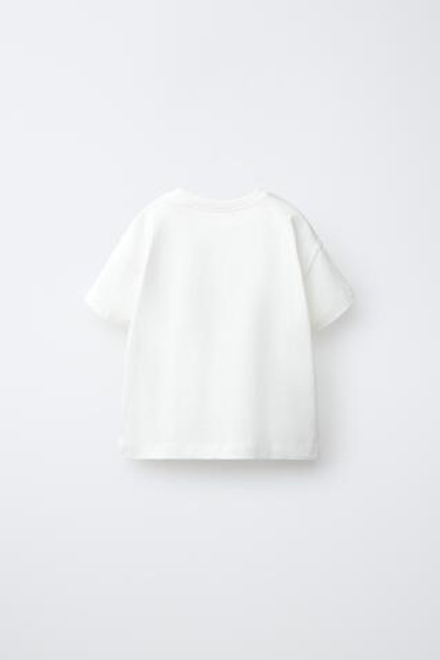 ZARA ФУТБОЛКА С ВЫШИВКОЙ И КАРМАНОМ, БЕЛЫЙ