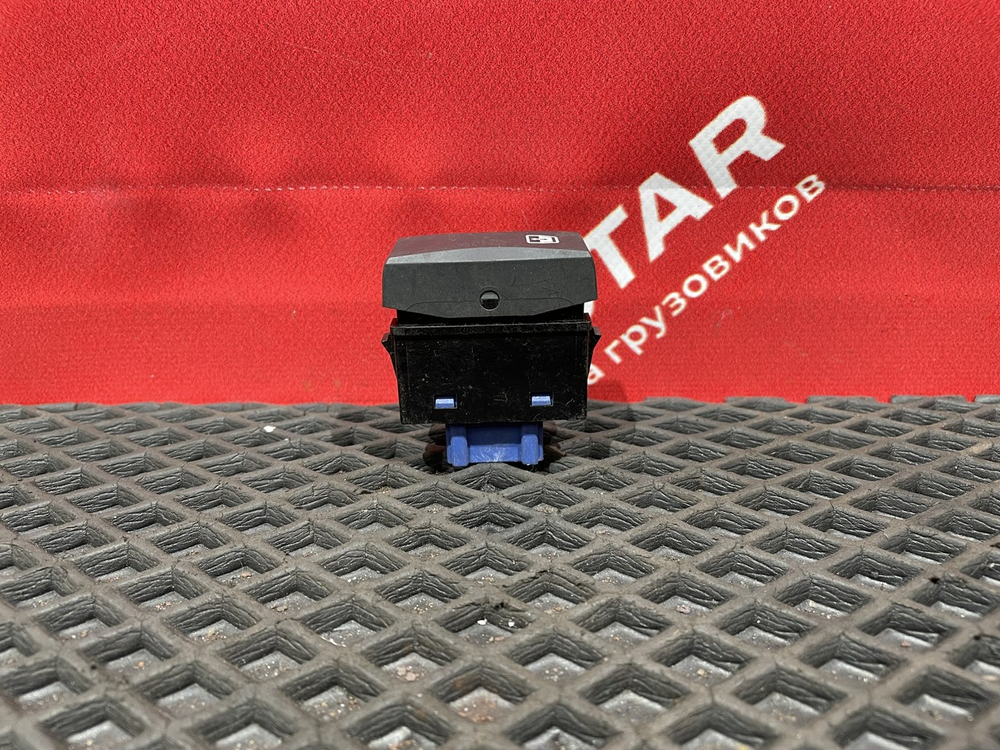 Кнопка люка