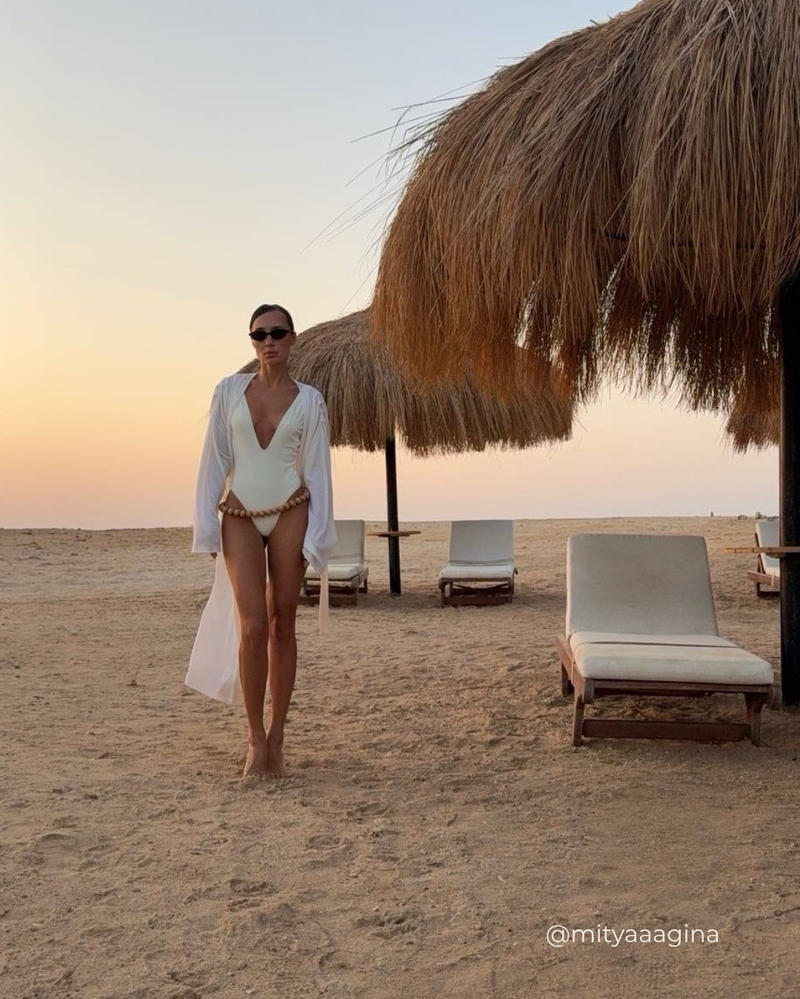 СЛИТНЫЙ КУПАЛЬНИК С ВЫРЕЗОМ