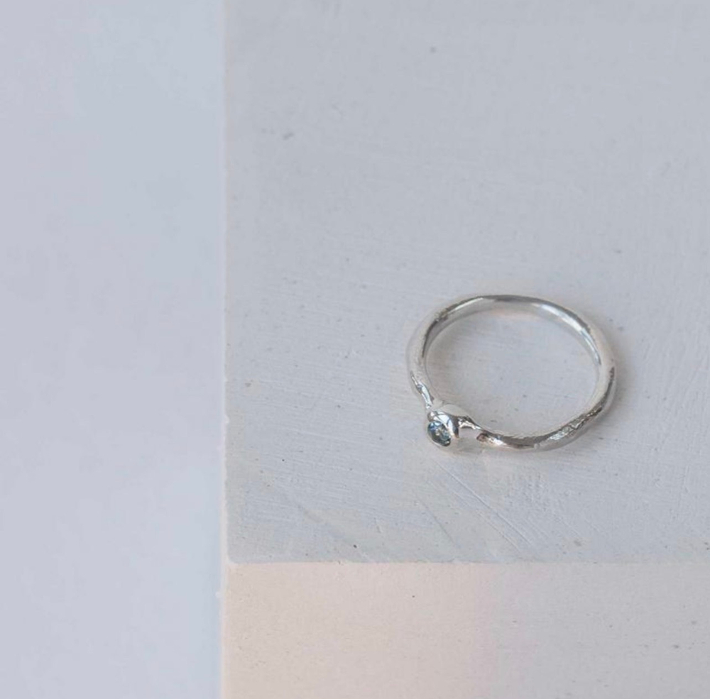 кольцо мятое с камнем