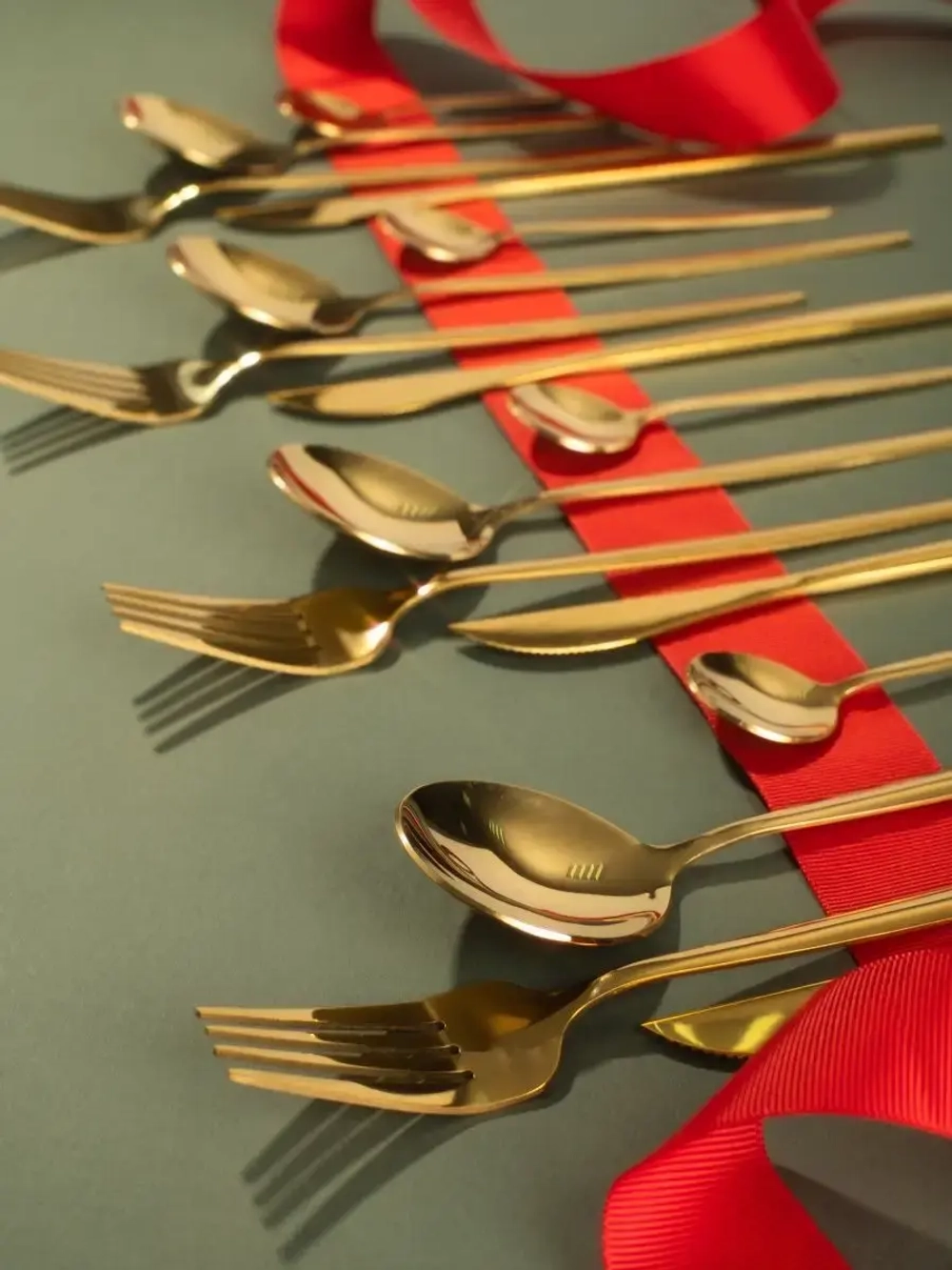 Набор столовых приборов ложек и вилок
