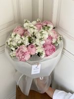 Букет из пионов и маттиолы