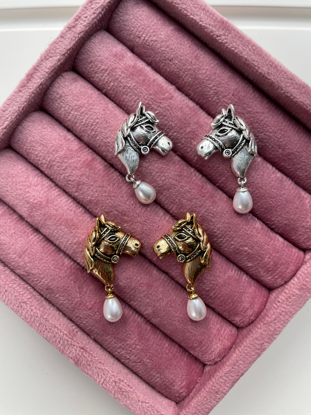 Серьги "Horse" 35мм, с жемчугом и стразами