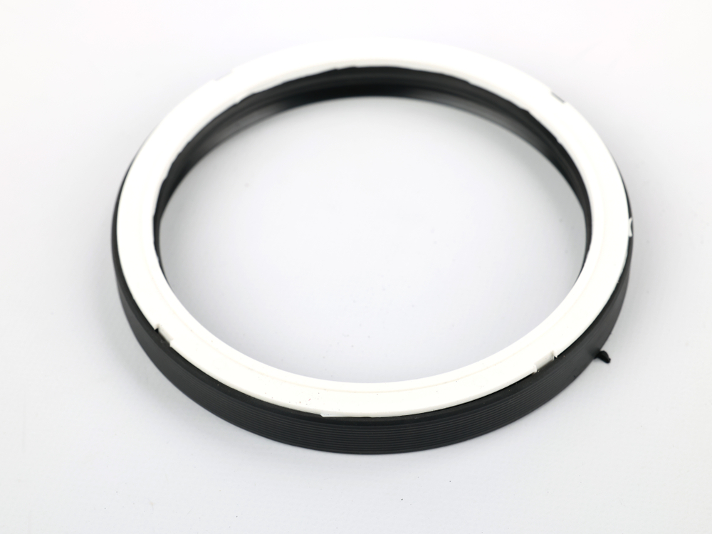 Сальник 142х168х15-2.2 а/м КАМАЗ-ЕВРО задней ступицы, чёрный с пружиной, с пласт. обоймой, NBR (Балаково)