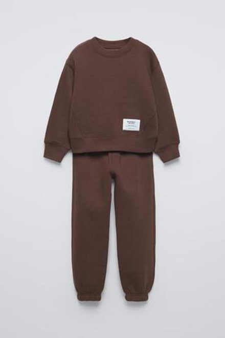 ZARA КОМПЛЕКТ ИЗ ТОЛСТОВКИ И ДЖОГГЕРОВ С НАШИВКОЙ, КОРИЧНЕВЫЙ