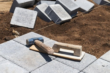 Укладка тротуарной плитки на песок