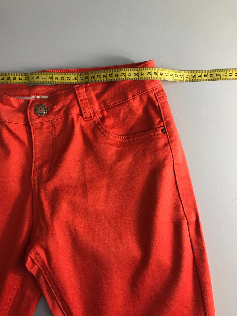 Джинсы Orsay яркого оттенка, визуально на 46 размер