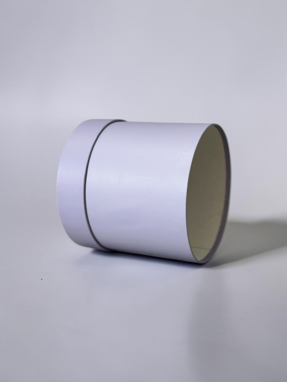 Плотная шляпная коробка фальш-крышка .Цвет; Светло серый.