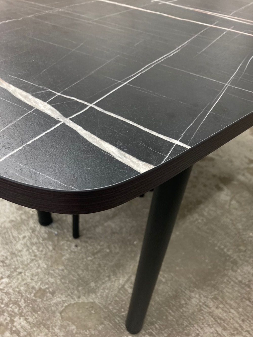 Стол разд Пластиковый подстолье прямое хром Царг.пояс венге Ст-ца черный тунис (венге)