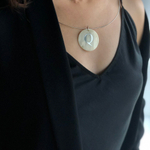 Кулон буква Q на круглой пластине из перламутра на цепочке с жемчугом, цвет серебро, Италия