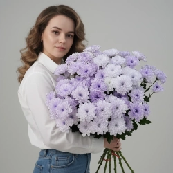 Монобукет из веток кустовой хризантемы фиолетового оттенка.